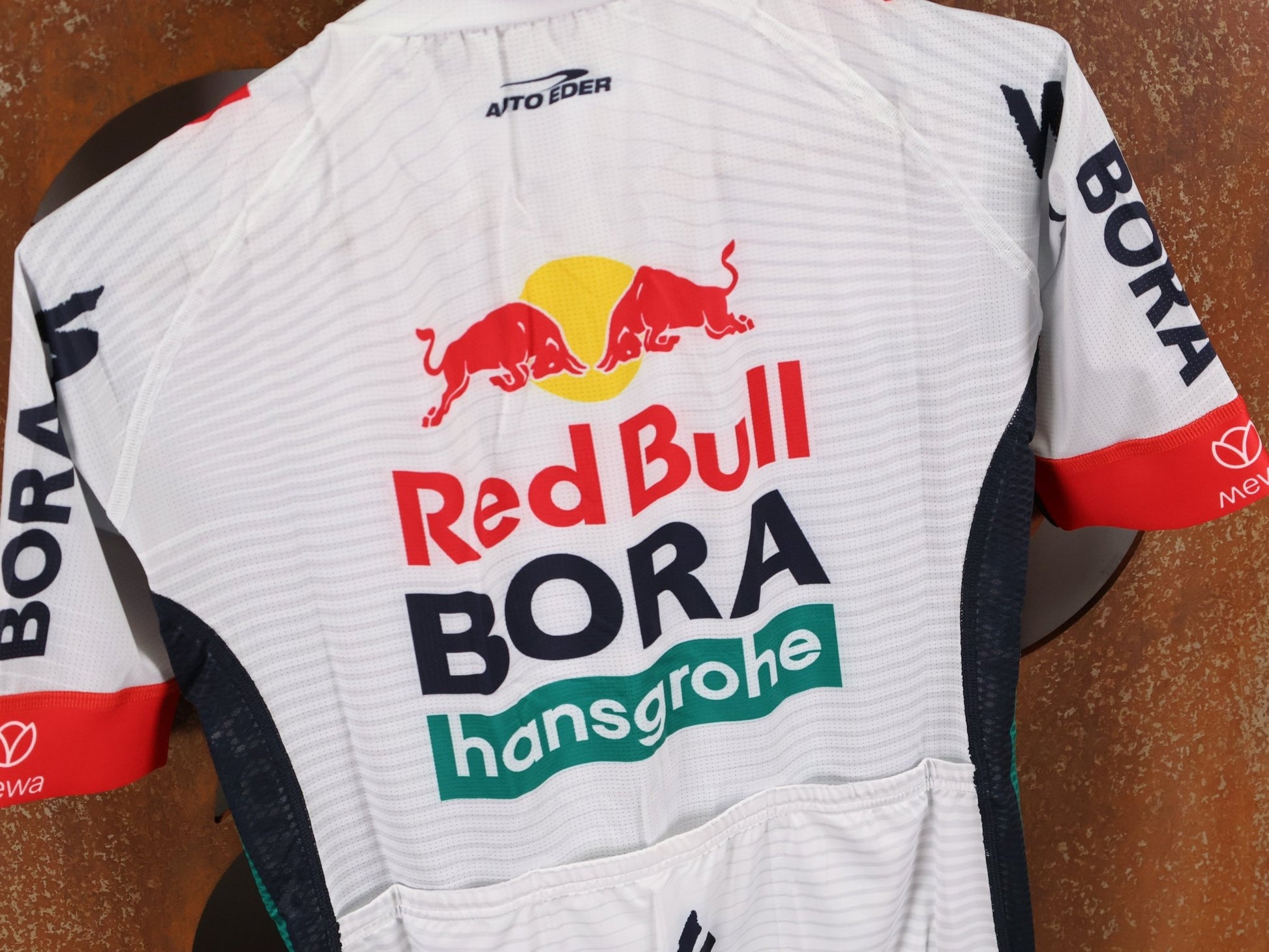 Kurzarm Trikot - BOH von Specialized, SPECIALIZED RED BULL - BORA HANSGROHE REPLICA JERSEY SS / KURZARM TRIKOT vor USEDBIKES - OB.DE Hintergrund