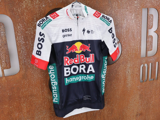 Kurzarm Trikot - BOH von Specialized, SPECIALIZED RED BULL - BORA HANSGROHE REPLICA JERSEY SS / KURZARM TRIKOT vor USEDBIKES - OB.DE Hintergrund