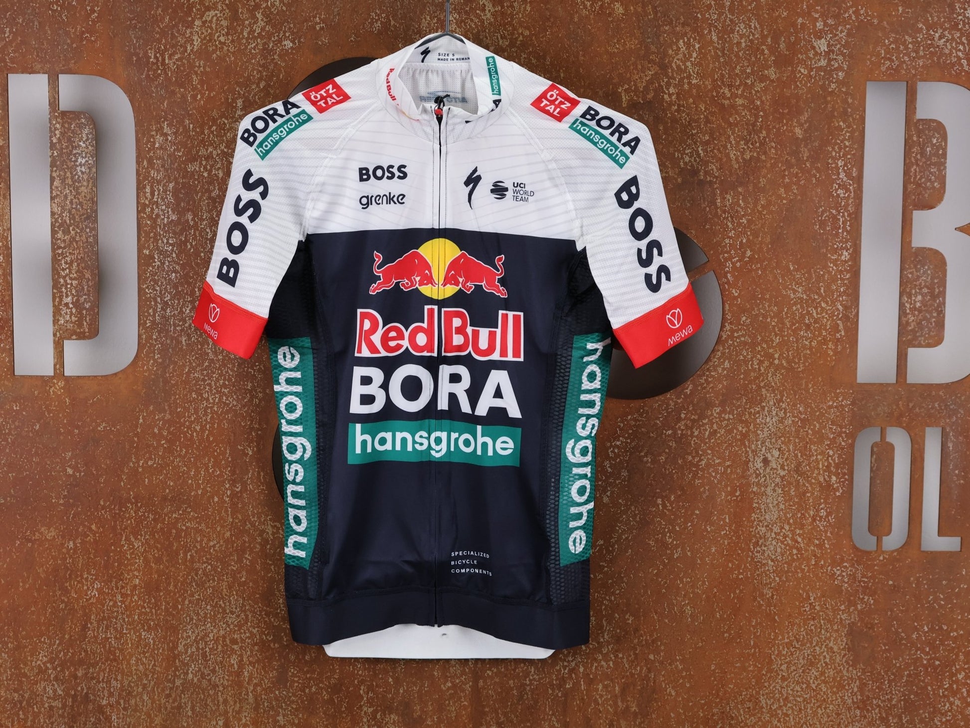 Kurzarm Trikot - BOH von Specialized, SPECIALIZED RED BULL - BORA HANSGROHE REPLICA JERSEY SS / KURZARM TRIKOT vor USEDBIKES - OB.DE Hintergrund