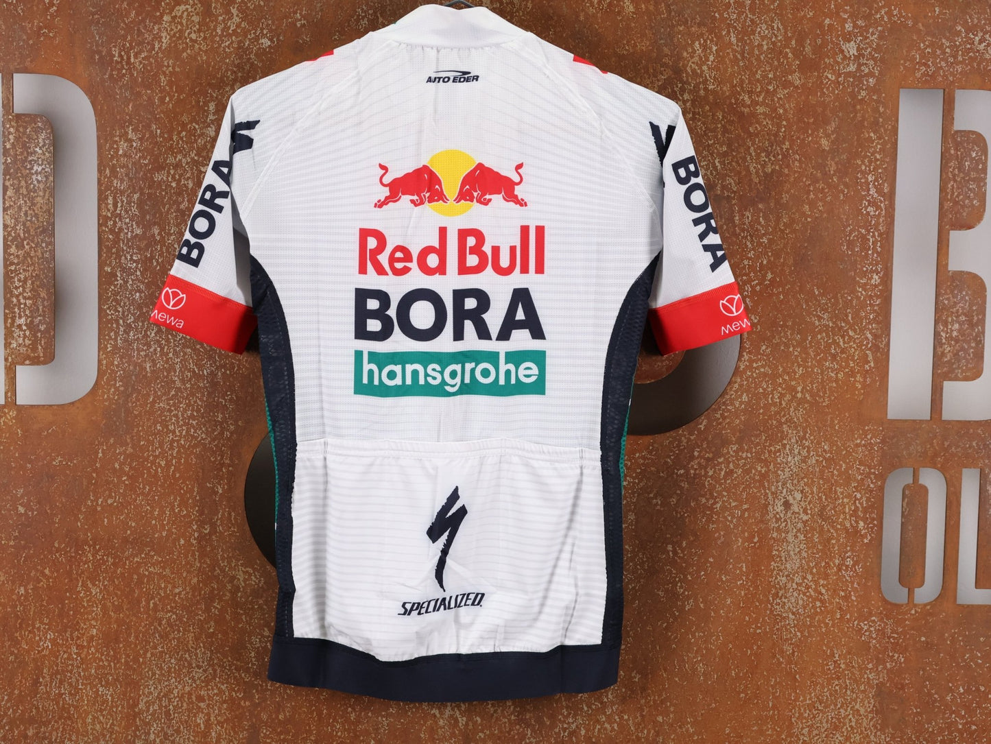 Kurzarm Trikot - BOH von Specialized, SPECIALIZED RED BULL - BORA HANSGROHE REPLICA JERSEY SS / KURZARM TRIKOT vor USEDBIKES - OB.DE Hintergrund