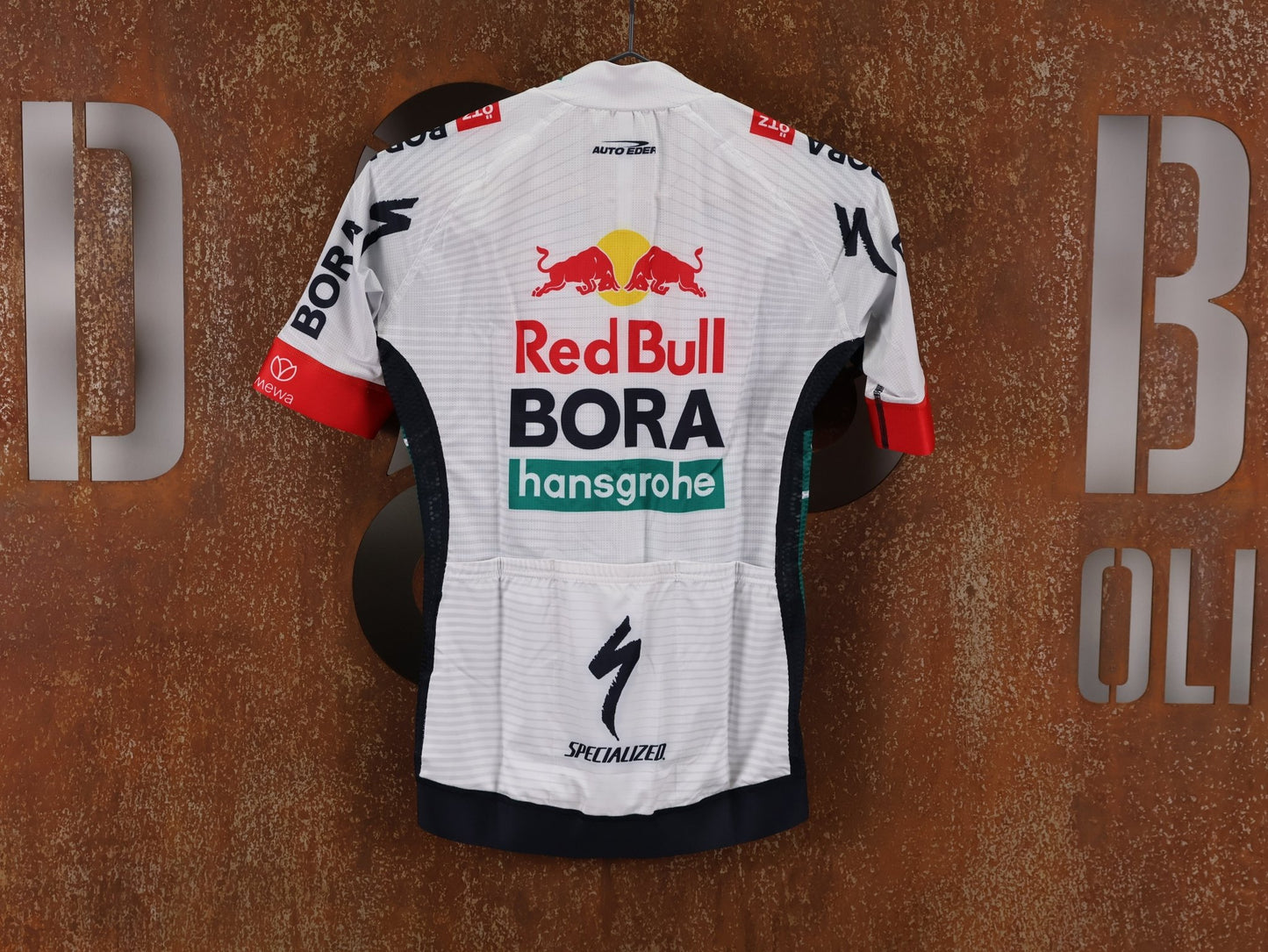 Kurzarm Trikot - BOH von Specialized, SPECIALIZED RED BULL - BORA HANSGROHE REPLICA JERSEY SS / KURZARM TRIKOT U23 vor USEDBIKES - OB.DE Hintergrund
