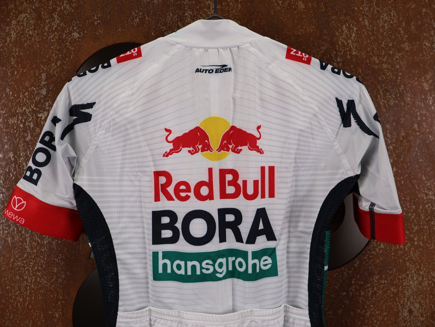 Kurzarm Trikot - BOH von Specialized, SPECIALIZED RED BULL - BORA HANSGROHE REPLICA JERSEY SS / KURZARM TRIKOT U23 vor USEDBIKES - OB.DE Hintergrund