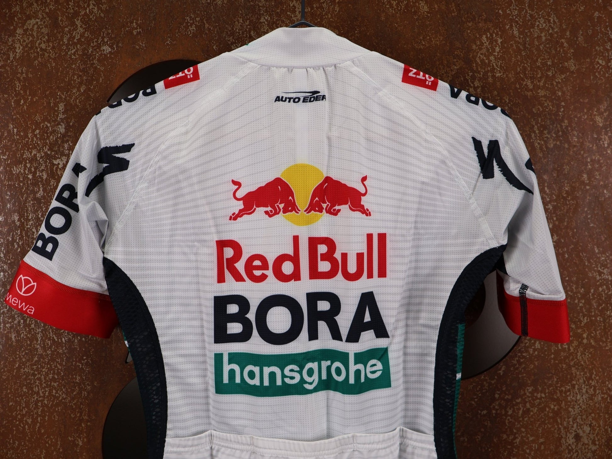 Kurzarm Trikot - BOH von Specialized, SPECIALIZED RED BULL - BORA HANSGROHE REPLICA JERSEY SS / KURZARM TRIKOT U23 vor USEDBIKES - OB.DE Hintergrund