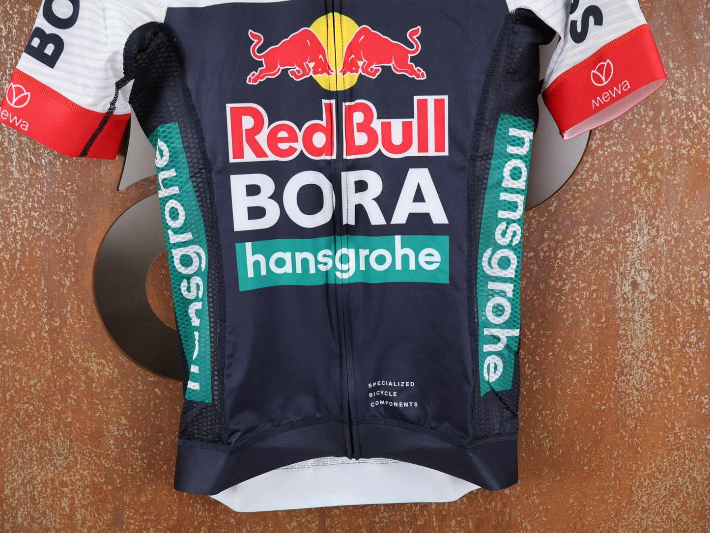 Kurzarm Trikot - BOH von Specialized, SPECIALIZED RED BULL - BORA HANSGROHE REPLICA JERSEY SS / KURZARM TRIKOT U23 vor USEDBIKES - OB.DE Hintergrund