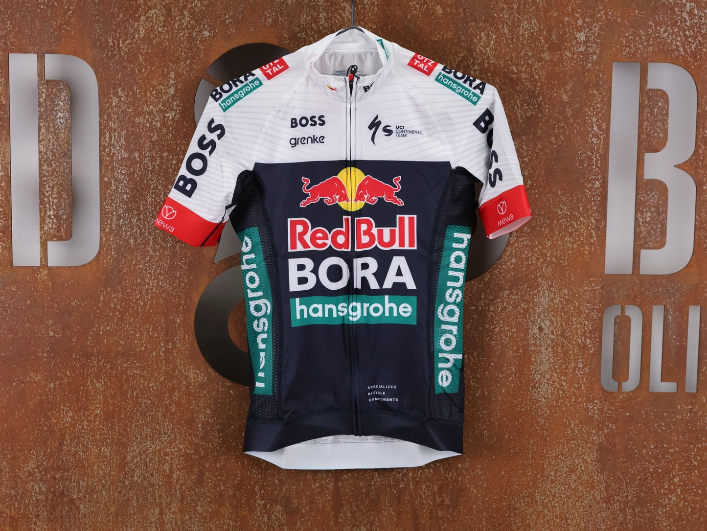 Kurzarm Trikot - BOH von Specialized, SPECIALIZED RED BULL - BORA HANSGROHE REPLICA JERSEY SS / KURZARM TRIKOT U23 vor USEDBIKES - OB.DE Hintergrund