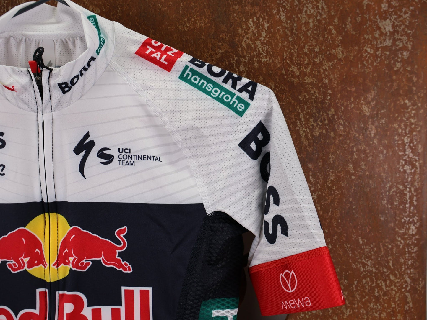 Kurzarm Trikot - BOH von Specialized, SPECIALIZED RED BULL - BORA HANSGROHE REPLICA JERSEY SS / KURZARM TRIKOT U23 vor USEDBIKES - OB.DE Hintergrund