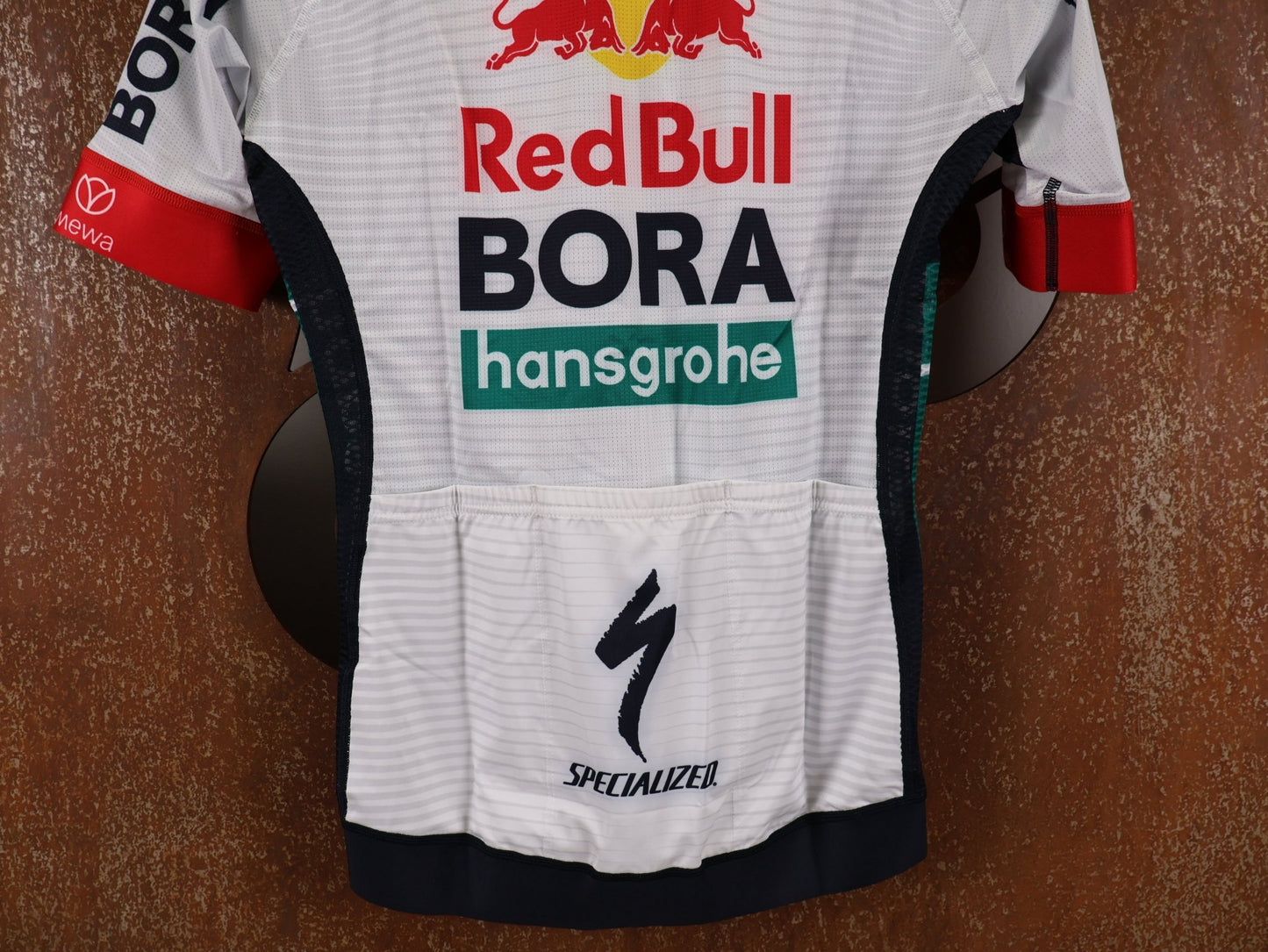 Kurzarm Trikot - BOH von Specialized, SPECIALIZED RED BULL - BORA HANSGROHE REPLICA JERSEY SS / KURZARM TRIKOT U23 vor USEDBIKES - OB.DE Hintergrund