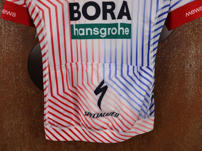Kurzarm Trikot - BOH von Specialized, SPECIALIZED RED BULL - BORA HANSGROHE REPLICA JERSEY SS TDF / KURZARM TRIKOT vor USEDBIKES - OB.DE Hintergrund