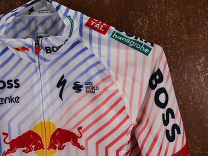 Kurzarm Trikot - BOH von Specialized, SPECIALIZED RED BULL - BORA HANSGROHE REPLICA JERSEY SS TDF / KURZARM TRIKOT vor USEDBIKES - OB.DE Hintergrund