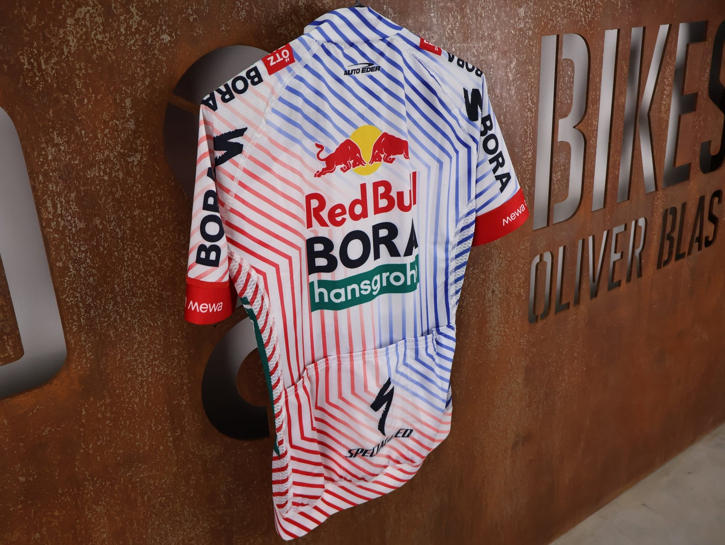 Kurzarm Trikot - BOH von Specialized, SPECIALIZED RED BULL - BORA HANSGROHE REPLICA JERSEY SS TDF / KURZARM TRIKOT vor USEDBIKES - OB.DE Hintergrund