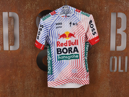 Kurzarm Trikot - BOH von Specialized, SPECIALIZED RED BULL - BORA HANSGROHE REPLICA JERSEY SS TDF / KURZARM TRIKOT vor USEDBIKES - OB.DE Hintergrund