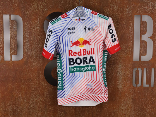 Kurzarm Trikot - BOH von Specialized, SPECIALIZED RED BULL - BORA HANSGROHE REPLICA JERSEY SS TDF / KURZARM TRIKOT vor USEDBIKES - OB.DE Hintergrund