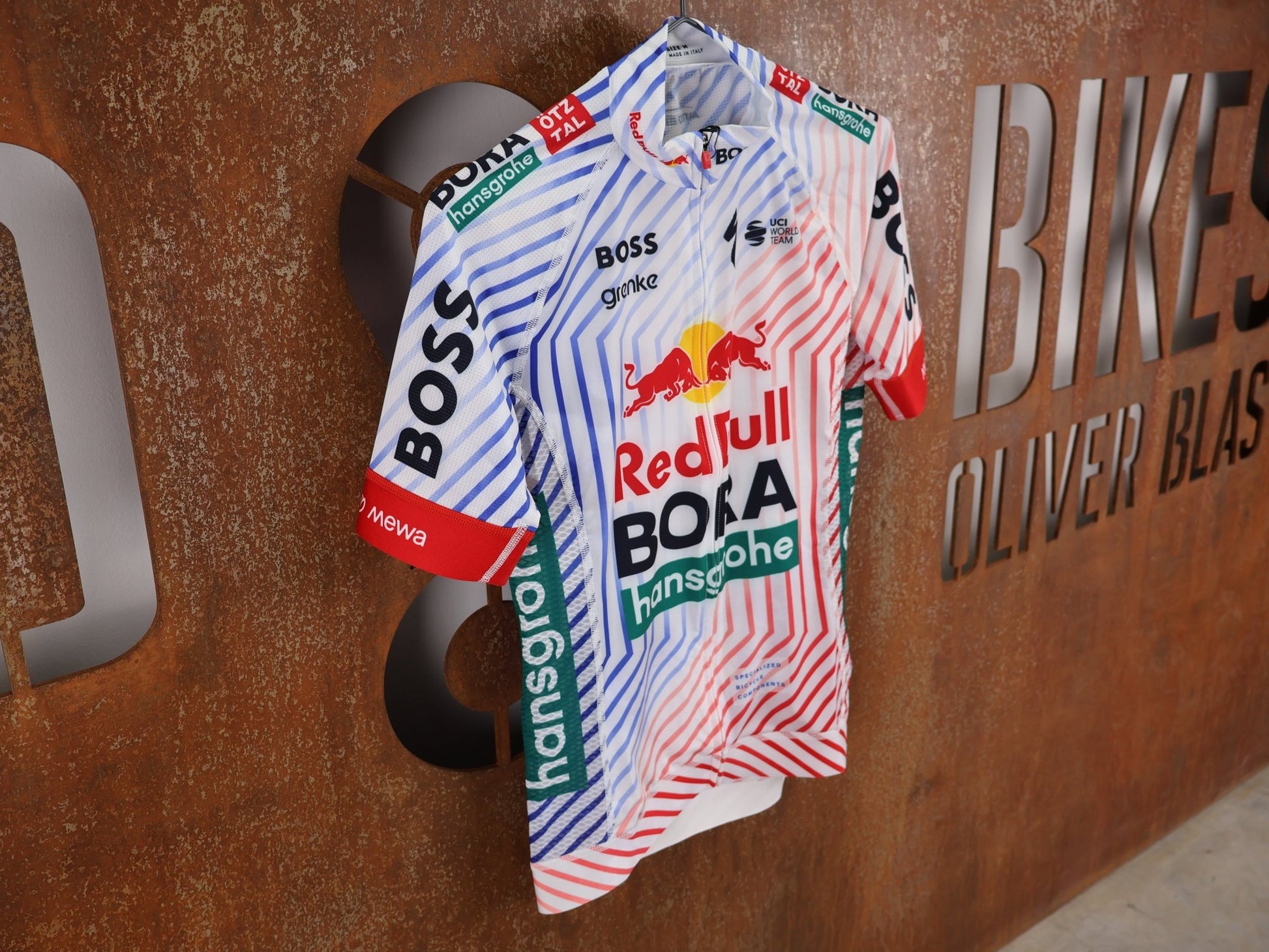 Kurzarm Trikot - BOH von Specialized, SPECIALIZED RED BULL - BORA HANSGROHE REPLICA JERSEY SS TDF / KURZARM TRIKOT vor USEDBIKES - OB.DE Hintergrund