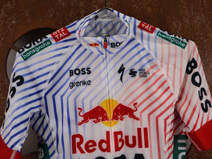 Kurzarm Trikot - BOH von Specialized, SPECIALIZED RED BULL - BORA HANSGROHE REPLICA JERSEY SS TDF / KURZARM TRIKOT vor USEDBIKES - OB.DE Hintergrund