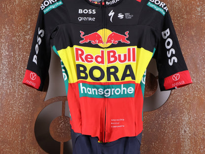 Anzug - BOH von Specialized, SPECIALIZED RED BULL - BORA HANSGROHE ROAD SKIN SUIT SS BELGIUM CHAMP / EINTEILER KURZ vor USEDBIKES - OB.DE Hintergrund