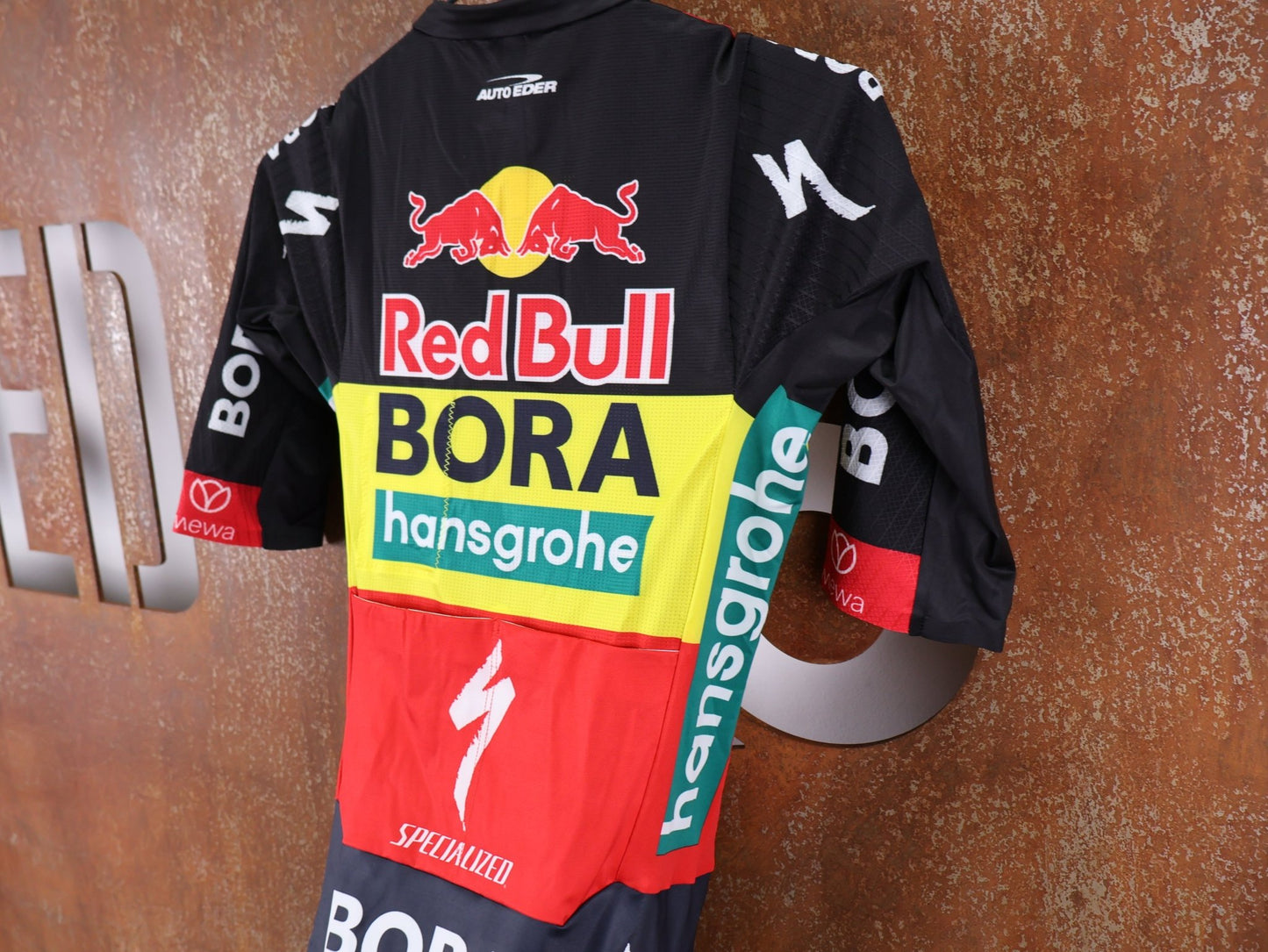 Anzug - BOH von Specialized, SPECIALIZED RED BULL - BORA HANSGROHE ROAD SKIN SUIT SS BELGIUM CHAMP / EINTEILER KURZ vor USEDBIKES - OB.DE Hintergrund