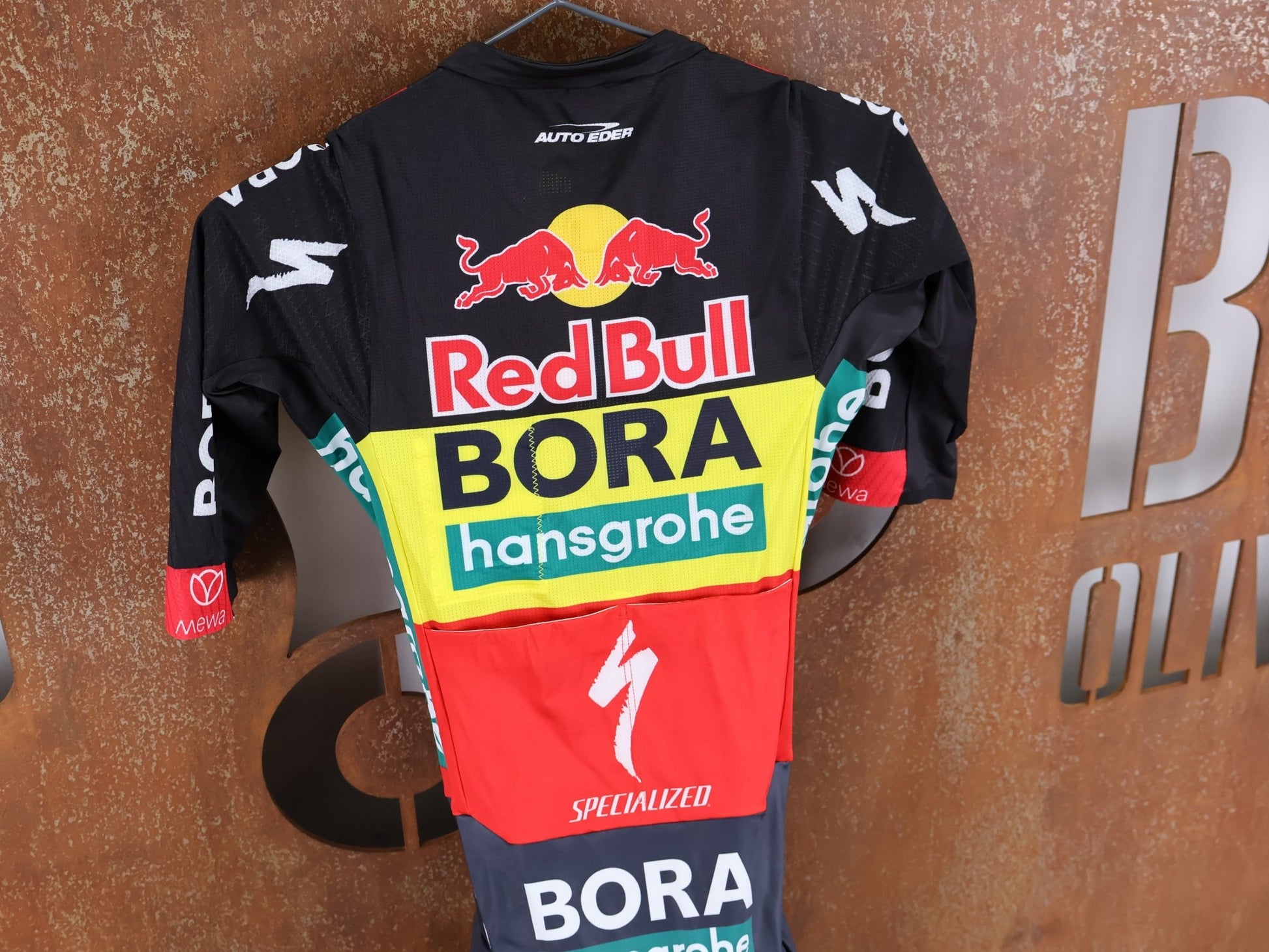 Anzug - BOH von Specialized, SPECIALIZED RED BULL - BORA HANSGROHE ROAD SKIN SUIT SS BELGIUM CHAMP / EINTEILER KURZ vor USEDBIKES - OB.DE Hintergrund