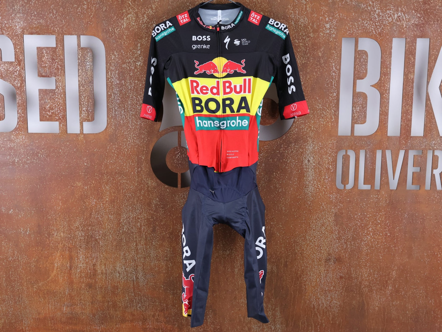 Anzug - BOH von Specialized, SPECIALIZED RED BULL - BORA HANSGROHE ROAD SKIN SUIT SS BELGIUM CHAMP / EINTEILER KURZ vor USEDBIKES - OB.DE Hintergrund