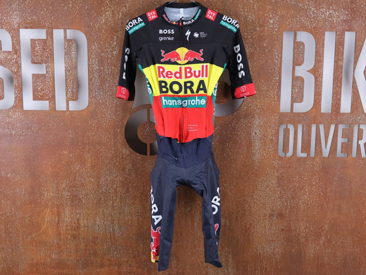 Anzug - BOH von Specialized, SPECIALIZED RED BULL - BORA HANSGROHE ROAD SKIN SUIT SS BELGIUM CHAMP / EINTEILER KURZ vor USEDBIKES - OB.DE Hintergrund