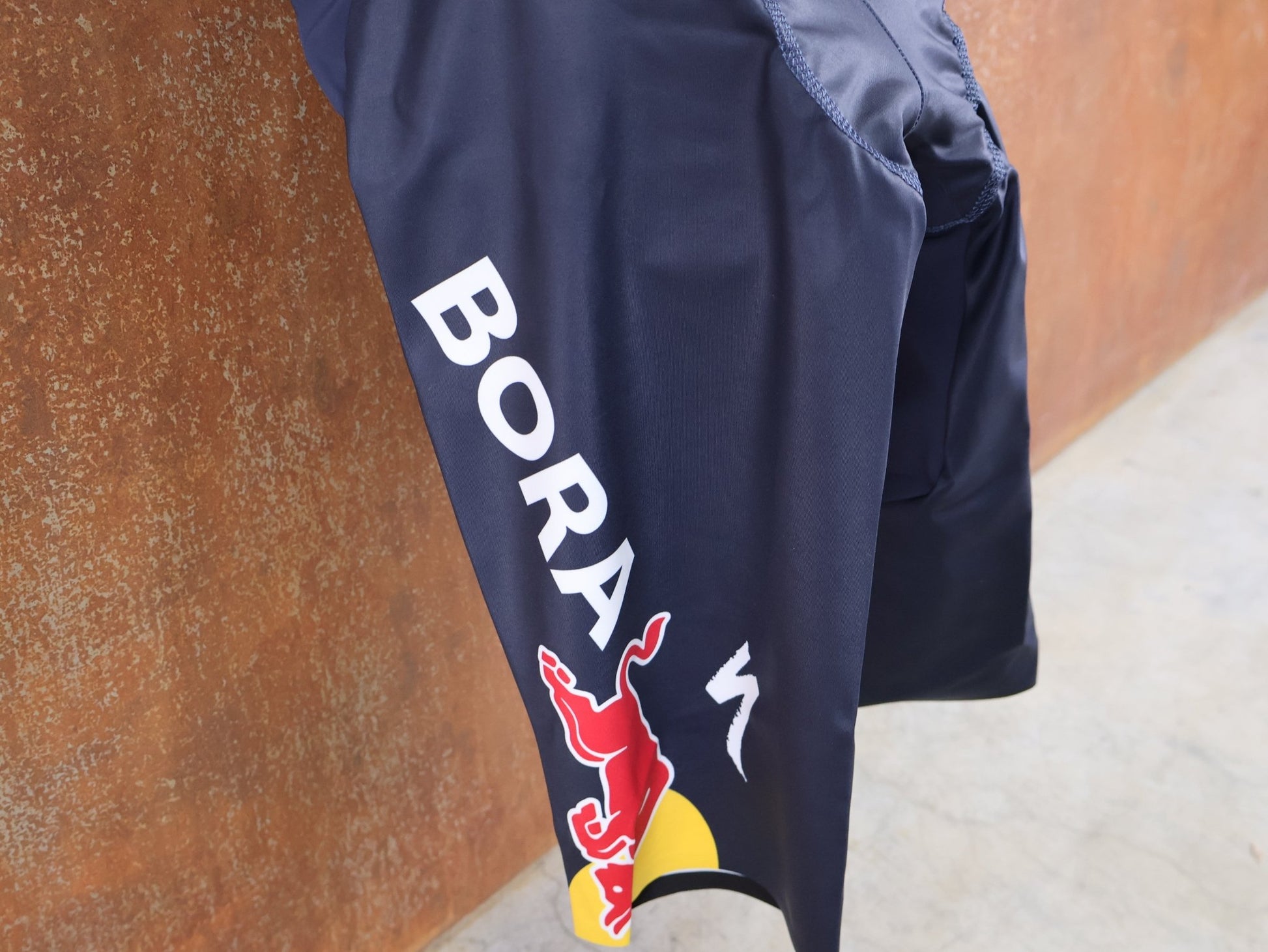 Anzug - BOH von Specialized, SPECIALIZED RED BULL - BORA HANSGROHE ROAD SKIN SUIT SS BELGIUM CHAMP / EINTEILER KURZ vor USEDBIKES - OB.DE Hintergrund