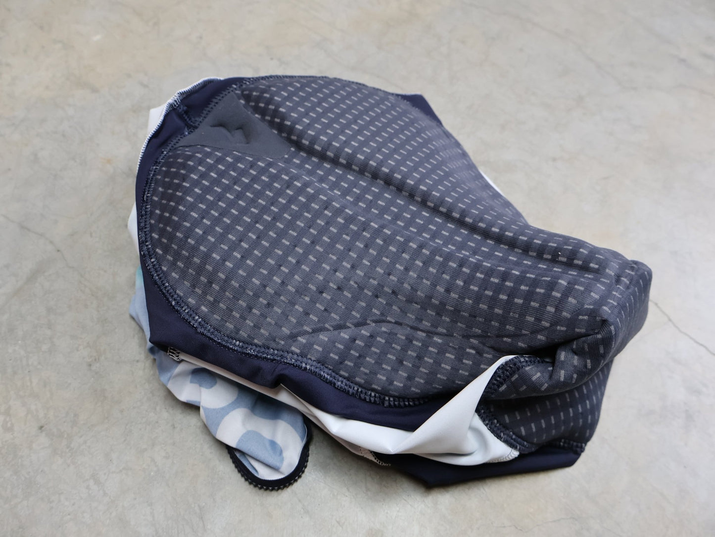 Anzug - BOH von Specialized, SPECIALIZED RED BULL - BORA HANSGROHE ROAD SKIN SUIT SS / EINTEILER KURZ vor USEDBIKES - OB.DE Hintergrund