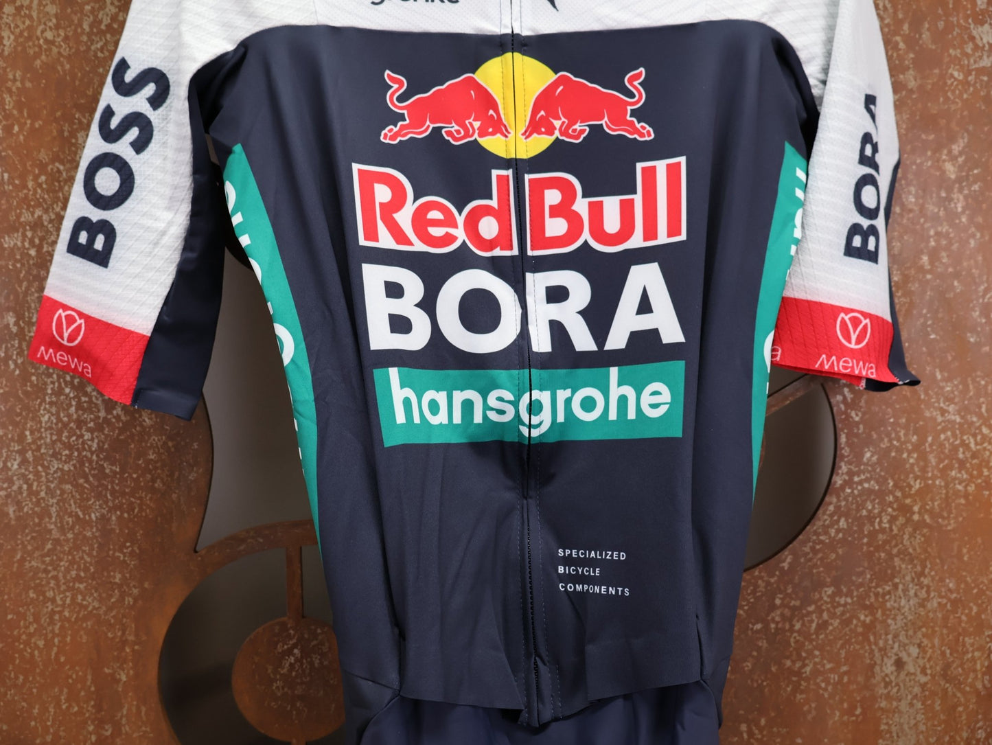Anzug - BOH von Specialized, SPECIALIZED RED BULL - BORA HANSGROHE ROAD SKIN SUIT SS / EINTEILER KURZ vor USEDBIKES - OB.DE Hintergrund