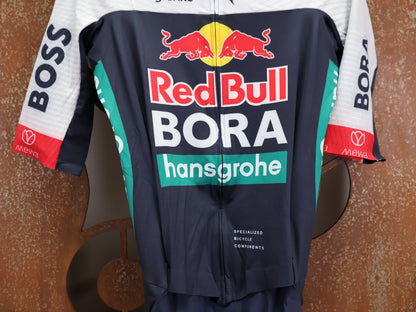 Anzug - BOH von Specialized, SPECIALIZED RED BULL - BORA HANSGROHE ROAD SKIN SUIT SS / EINTEILER KURZ vor USEDBIKES - OB.DE Hintergrund