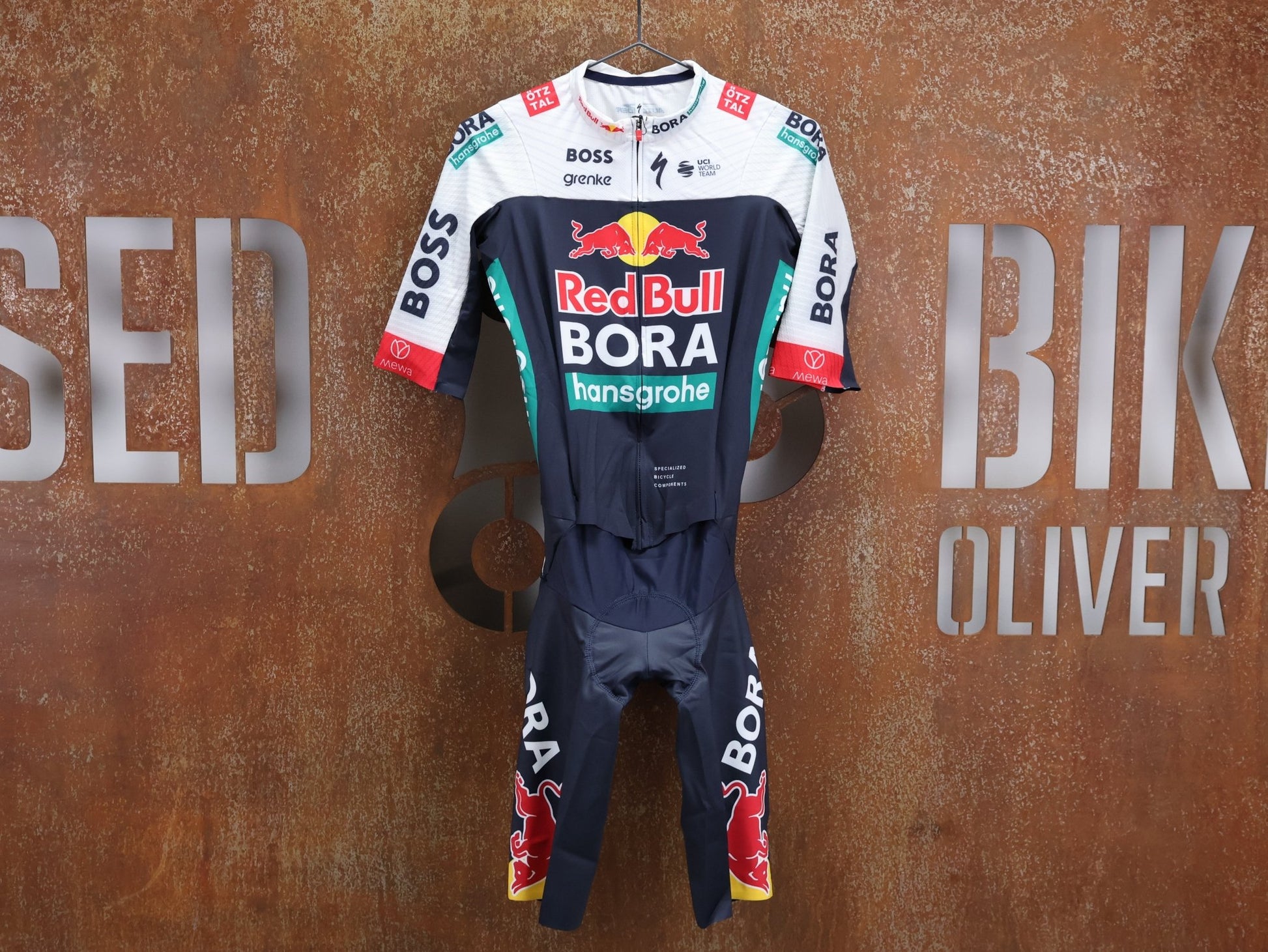 Anzug - BOH von Specialized, SPECIALIZED RED BULL - BORA HANSGROHE ROAD SKIN SUIT SS / EINTEILER KURZ vor USEDBIKES - OB.DE Hintergrund