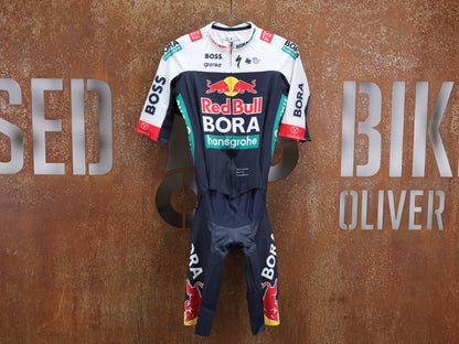 Anzug - BOH von Specialized, SPECIALIZED RED BULL - BORA HANSGROHE ROAD SKIN SUIT SS / EINTEILER KURZ vor USEDBIKES - OB.DE Hintergrund