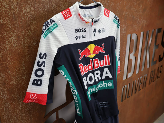 Anzug - BOH von Specialized, SPECIALIZED RED BULL - BORA HANSGROHE ROAD SKIN SUIT SS / EINTEILER KURZ vor USEDBIKES - OB.DE Hintergrund