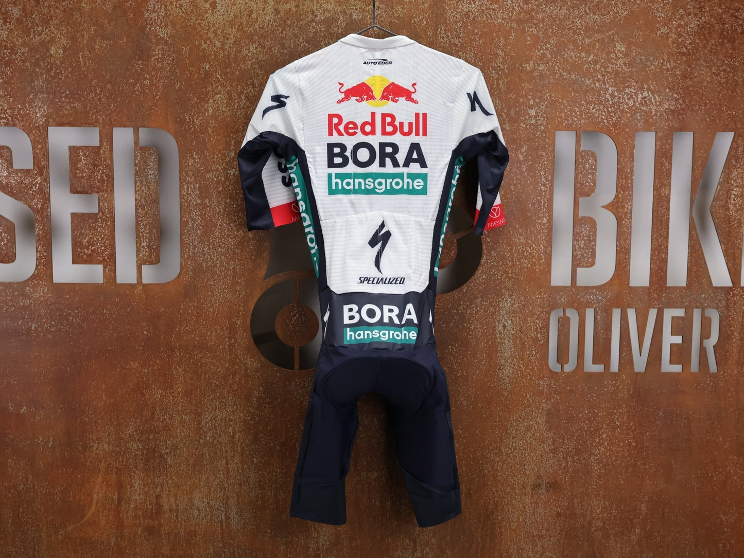 Anzug - BOH von Specialized, SPECIALIZED RED BULL - BORA HANSGROHE ROAD SKIN SUIT SS / EINTEILER KURZ vor USEDBIKES - OB.DE Hintergrund