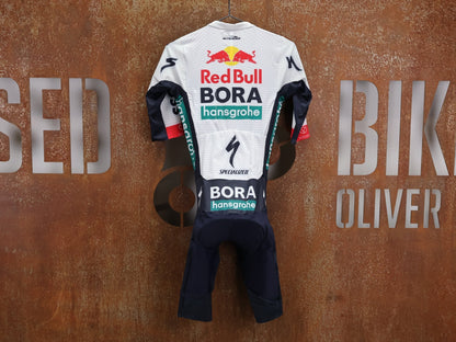 Anzug - BOH von Specialized, SPECIALIZED RED BULL - BORA HANSGROHE ROAD SKIN SUIT SS / EINTEILER KURZ vor USEDBIKES - OB.DE Hintergrund