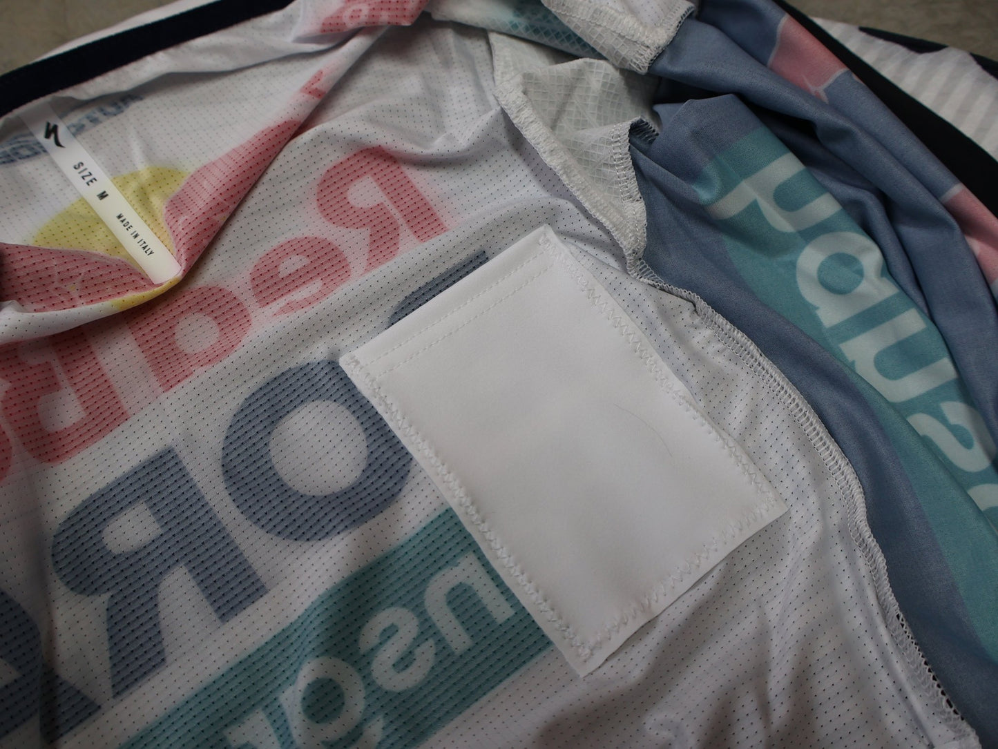 Anzug - BOH von Specialized, SPECIALIZED RED BULL - BORA HANSGROHE ROAD SKIN SUIT SS / EINTEILER KURZ vor USEDBIKES - OB.DE Hintergrund