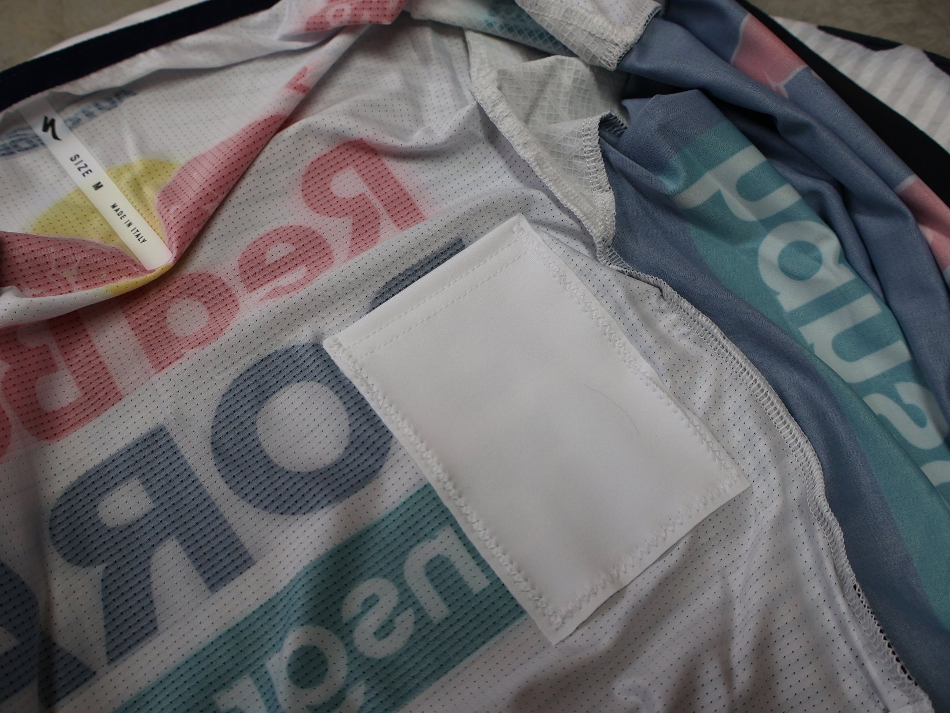 Anzug - BOH von Specialized, SPECIALIZED RED BULL - BORA HANSGROHE ROAD SKIN SUIT SS / EINTEILER KURZ vor USEDBIKES - OB.DE Hintergrund