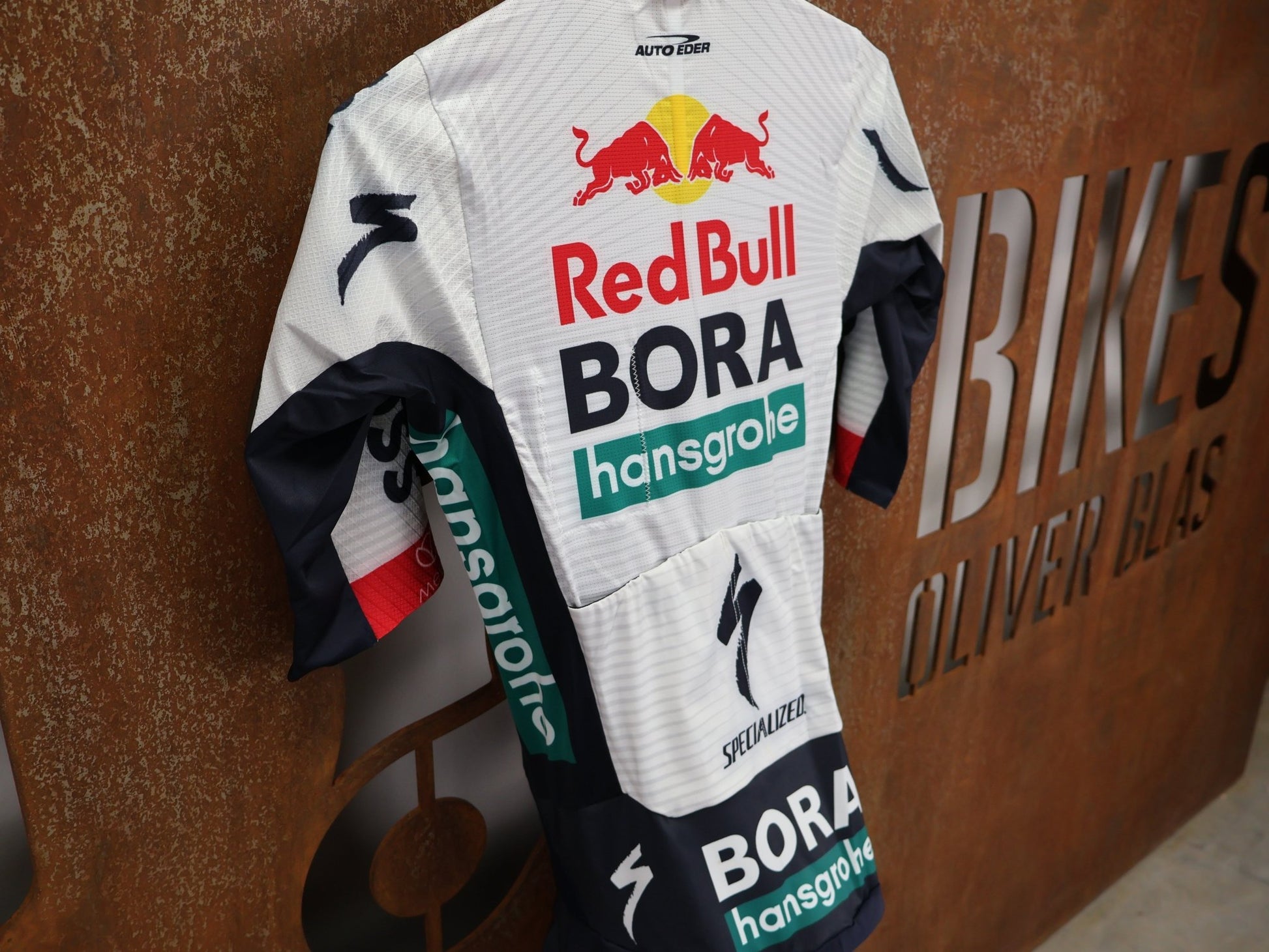 Anzug - BOH von Specialized, SPECIALIZED RED BULL - BORA HANSGROHE ROAD SKIN SUIT SS / EINTEILER KURZ vor USEDBIKES - OB.DE Hintergrund