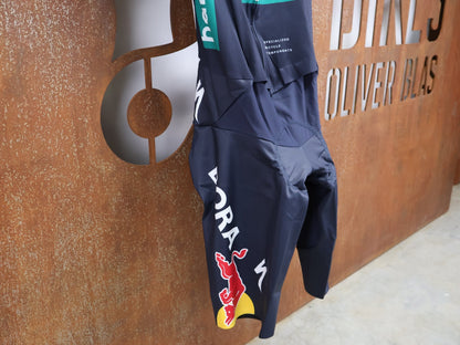 Anzug - BOH von Specialized, SPECIALIZED RED BULL - BORA HANSGROHE ROAD SKIN SUIT SS / EINTEILER KURZ vor USEDBIKES - OB.DE Hintergrund