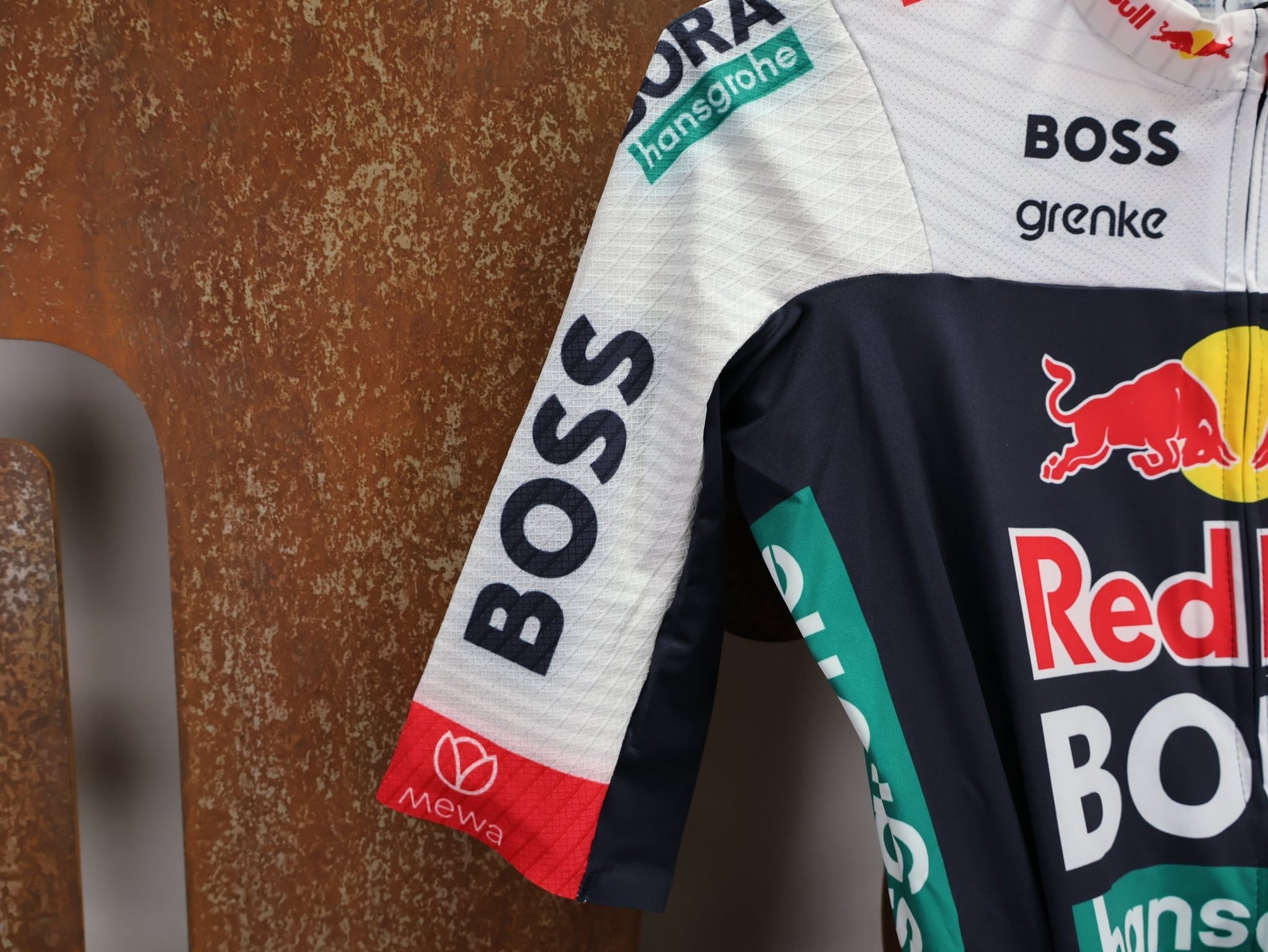 Anzug - BOH von Specialized, SPECIALIZED RED BULL - BORA HANSGROHE ROAD SKIN SUIT SS / EINTEILER KURZ vor USEDBIKES - OB.DE Hintergrund
