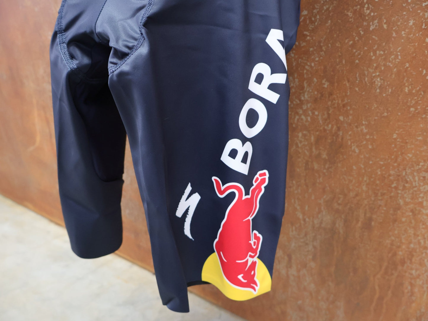 Anzug - BOH von Specialized, SPECIALIZED RED BULL - BORA HANSGROHE ROAD SKIN SUIT SS / EINTEILER KURZ vor USEDBIKES - OB.DE Hintergrund