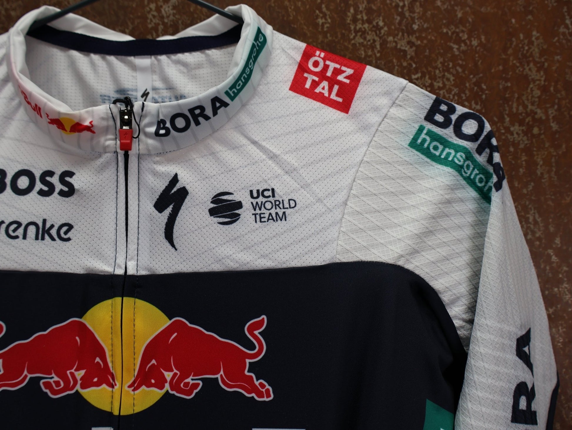 Anzug - BOH von Specialized, SPECIALIZED RED BULL - BORA HANSGROHE ROAD SKIN SUIT SS / EINTEILER KURZ vor USEDBIKES - OB.DE Hintergrund
