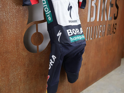 Anzug - BOH von Specialized, SPECIALIZED RED BULL - BORA HANSGROHE ROAD SKIN SUIT SS / EINTEILER KURZ vor USEDBIKES - OB.DE Hintergrund