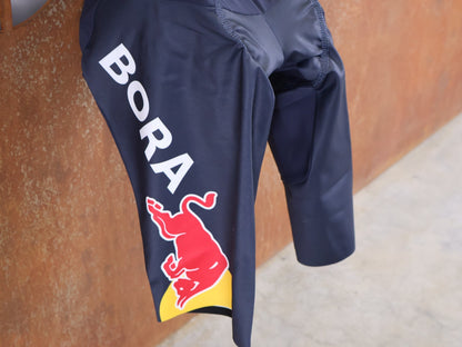 Anzug - BOH von Specialized, SPECIALIZED RED BULL - BORA HANSGROHE ROAD SKIN SUIT SS / EINTEILER KURZ U23 vor USEDBIKES - OB.DE Hintergrund