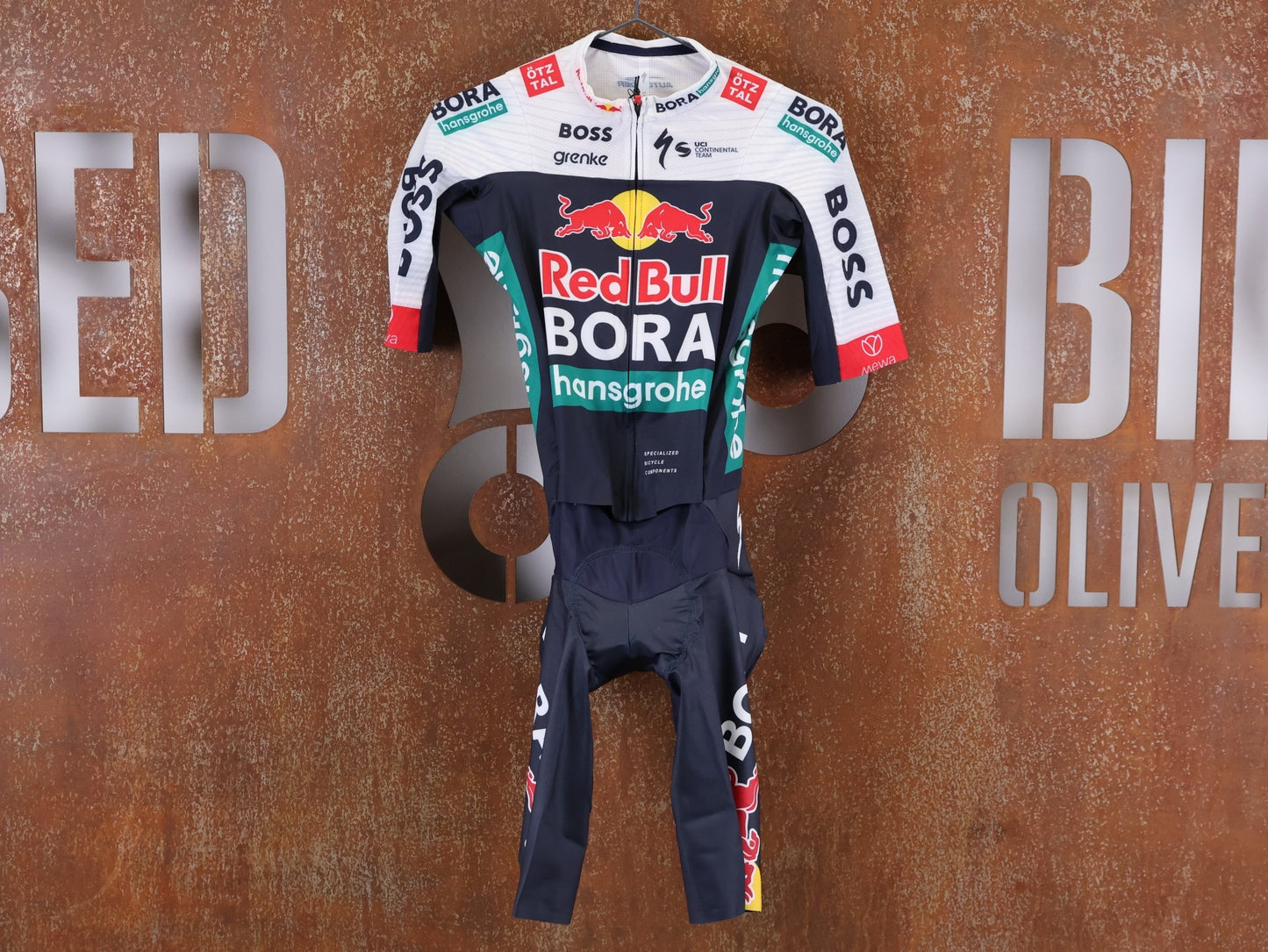 Anzug - BOH von Specialized, SPECIALIZED RED BULL - BORA HANSGROHE ROAD SKIN SUIT SS / EINTEILER KURZ U23 vor USEDBIKES - OB.DE Hintergrund