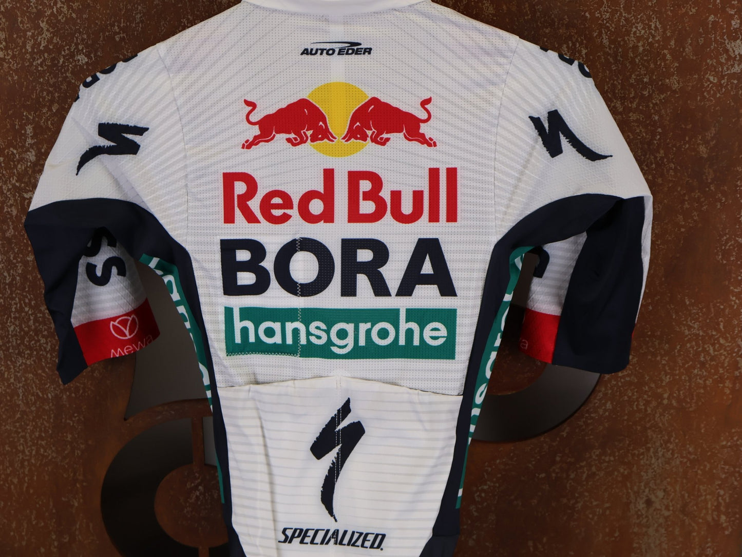 Anzug - BOH von Specialized, SPECIALIZED RED BULL - BORA HANSGROHE ROAD SKIN SUIT SS / EINTEILER KURZ U23 vor USEDBIKES - OB.DE Hintergrund