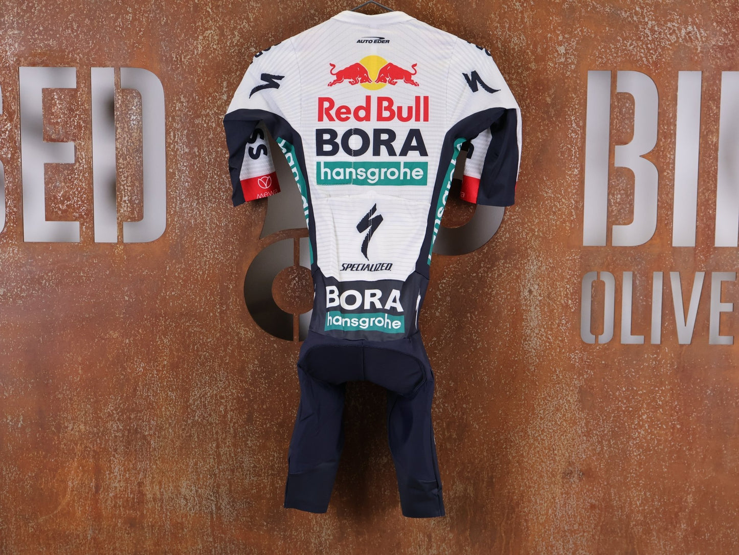 Anzug - BOH von Specialized, SPECIALIZED RED BULL - BORA HANSGROHE ROAD SKIN SUIT SS / EINTEILER KURZ U23 vor USEDBIKES - OB.DE Hintergrund