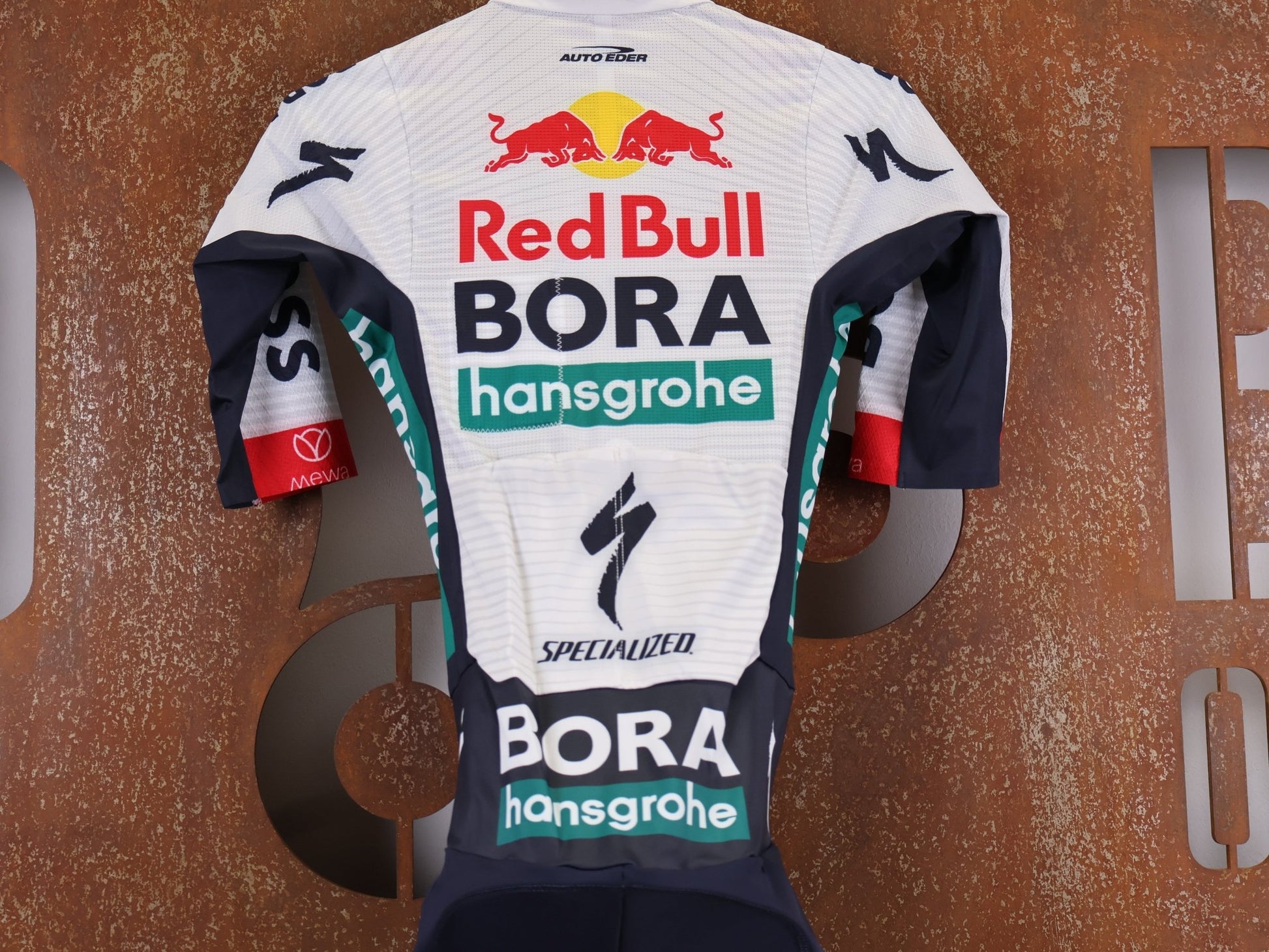 Anzug - BOH von Specialized, SPECIALIZED RED BULL - BORA HANSGROHE ROAD SKIN SUIT SS / EINTEILER KURZ U23 vor USEDBIKES - OB.DE Hintergrund