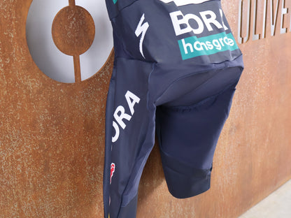 Anzug - BOH von Specialized, SPECIALIZED RED BULL - BORA HANSGROHE ROAD SKIN SUIT SS / EINTEILER KURZ U23 vor USEDBIKES - OB.DE Hintergrund