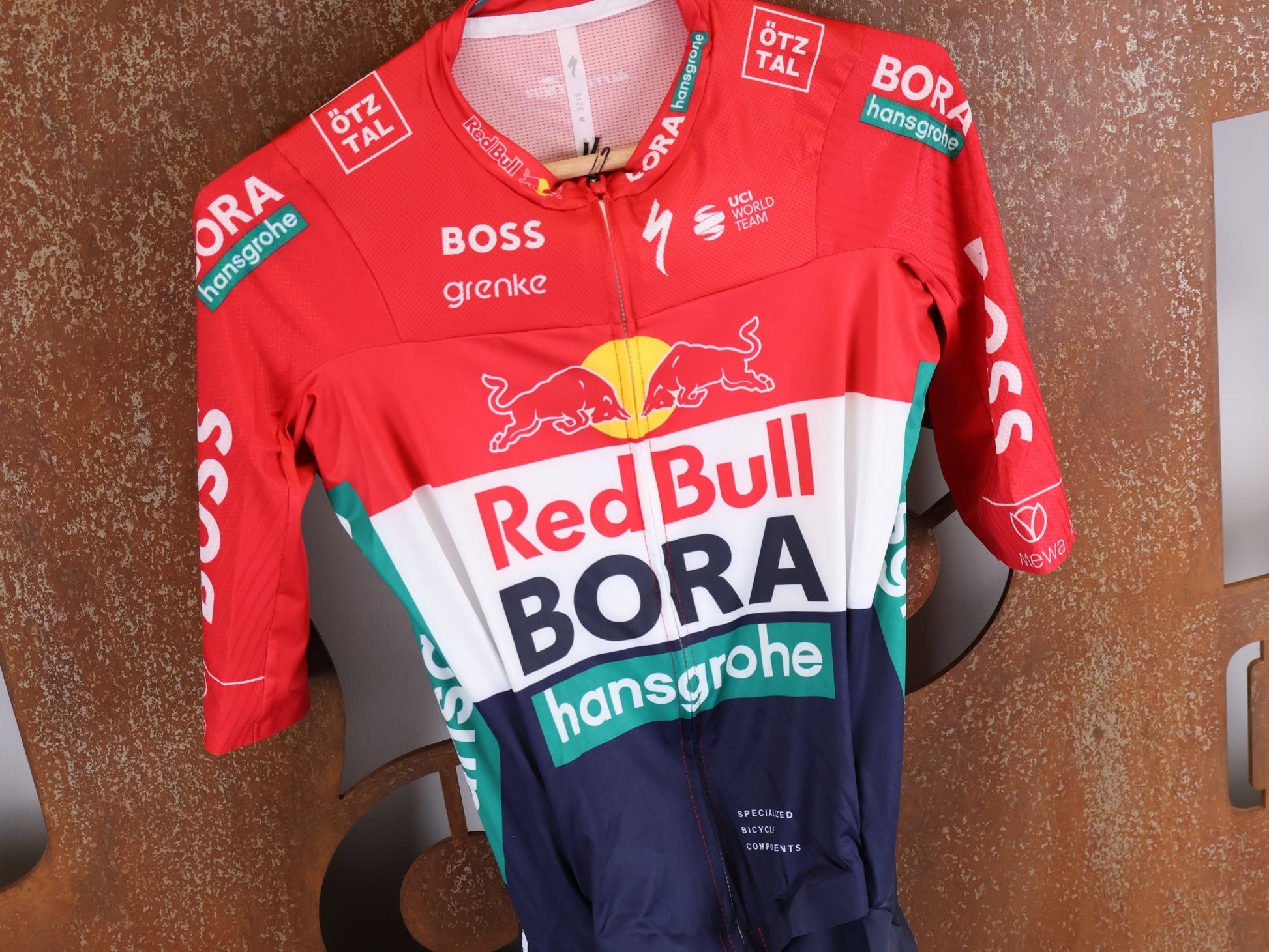 Anzug - BOH von Specialized, SPECIALIZED RED BULL - BORA HANSGROHE ROAD SKIN SUIT SS / NETHERLANDS CHAMPION vor USEDBIKES - OB.DE Hintergrund