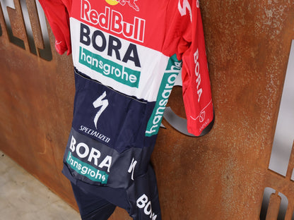 Anzug - BOH von Specialized, SPECIALIZED RED BULL - BORA HANSGROHE ROAD SKIN SUIT SS / NETHERLANDS CHAMPION vor USEDBIKES - OB.DE Hintergrund