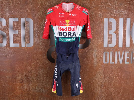 Anzug - BOH von Specialized, SPECIALIZED RED BULL - BORA HANSGROHE ROAD SKIN SUIT SS / NETHERLANDS CHAMPION vor USEDBIKES - OB.DE Hintergrund