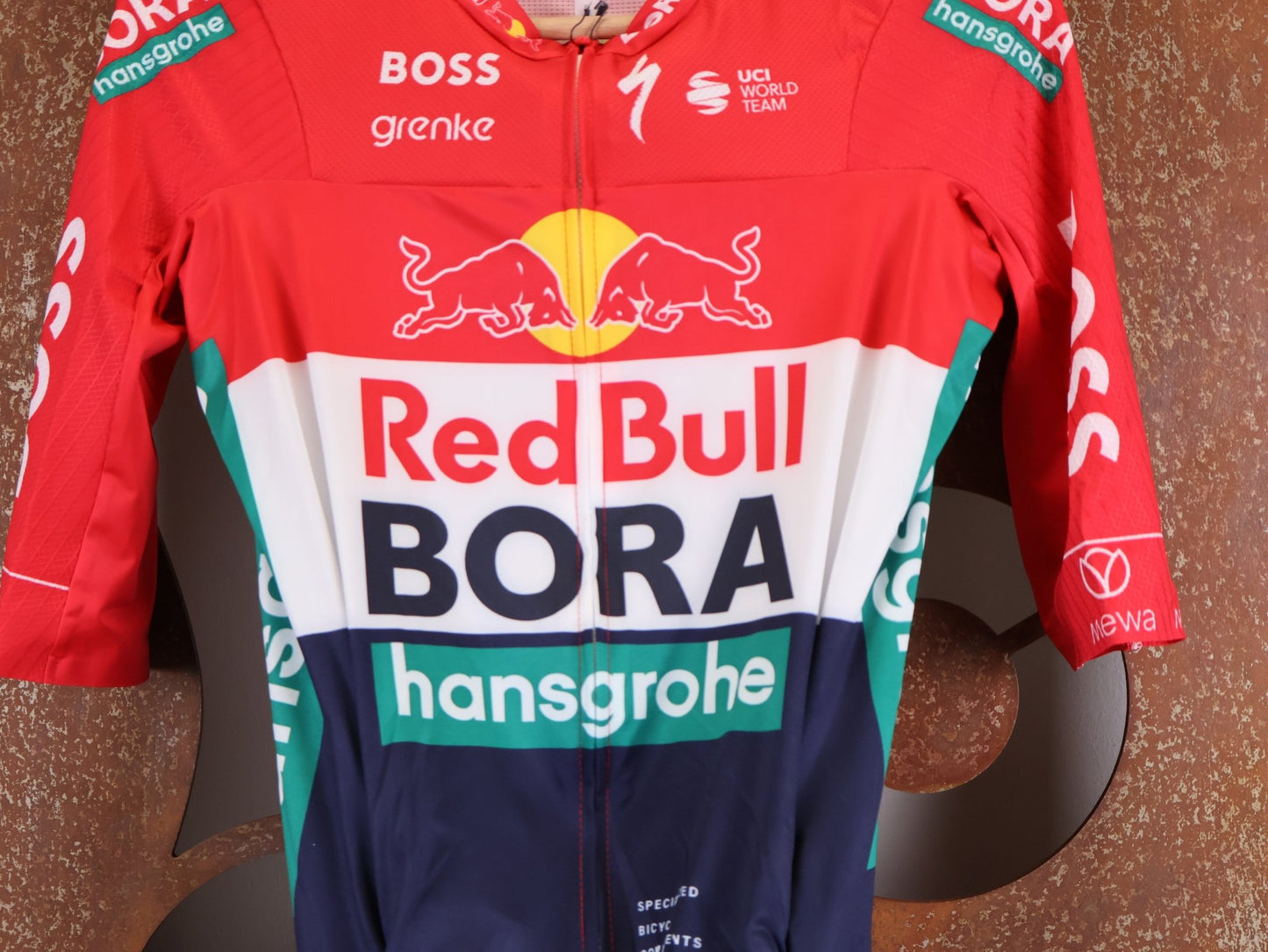 Anzug - BOH von Specialized, SPECIALIZED RED BULL - BORA HANSGROHE ROAD SKIN SUIT SS / NETHERLANDS CHAMPION vor USEDBIKES - OB.DE Hintergrund